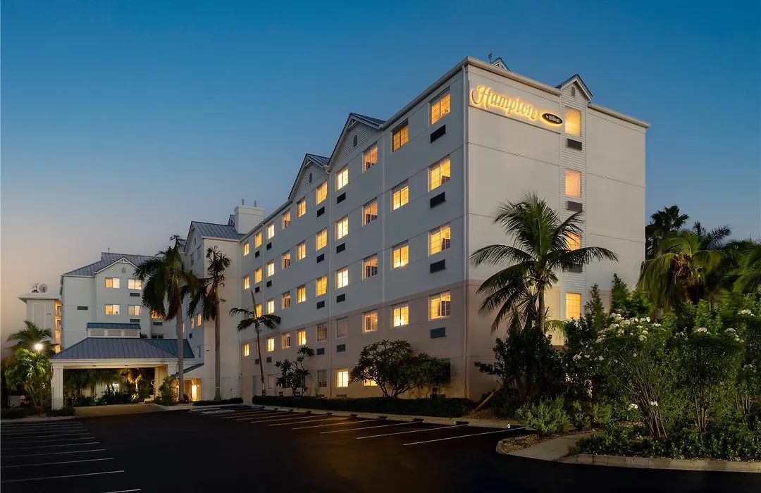Comfort Suites Seven Mile Beach-1