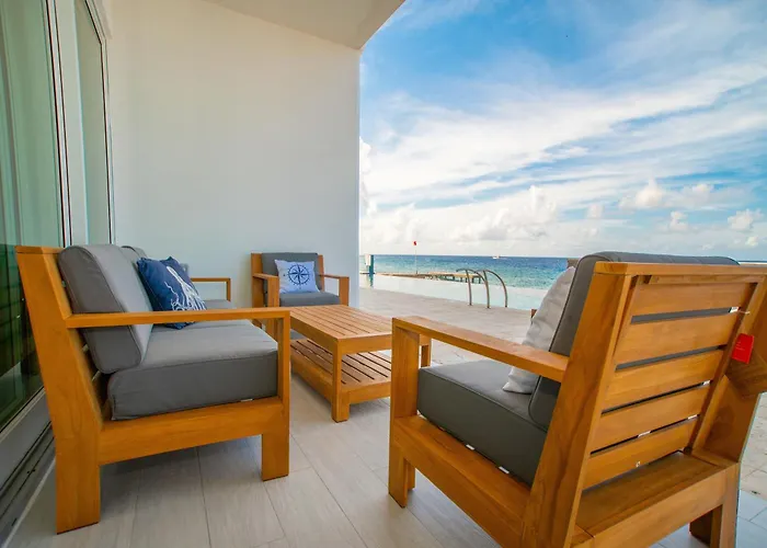 West Bay Hotels With Jacuzzi in Room near Cemetery Beach